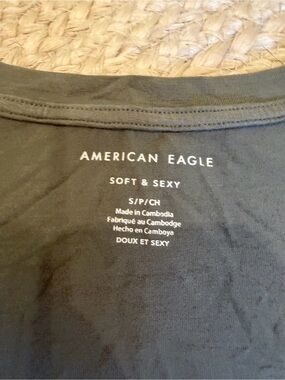 American Eagle Outfitters Women's Short Sleeve V-Neck Tee in Olive Green